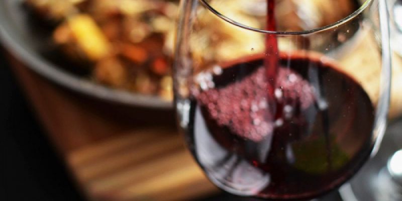 servir vino tinto